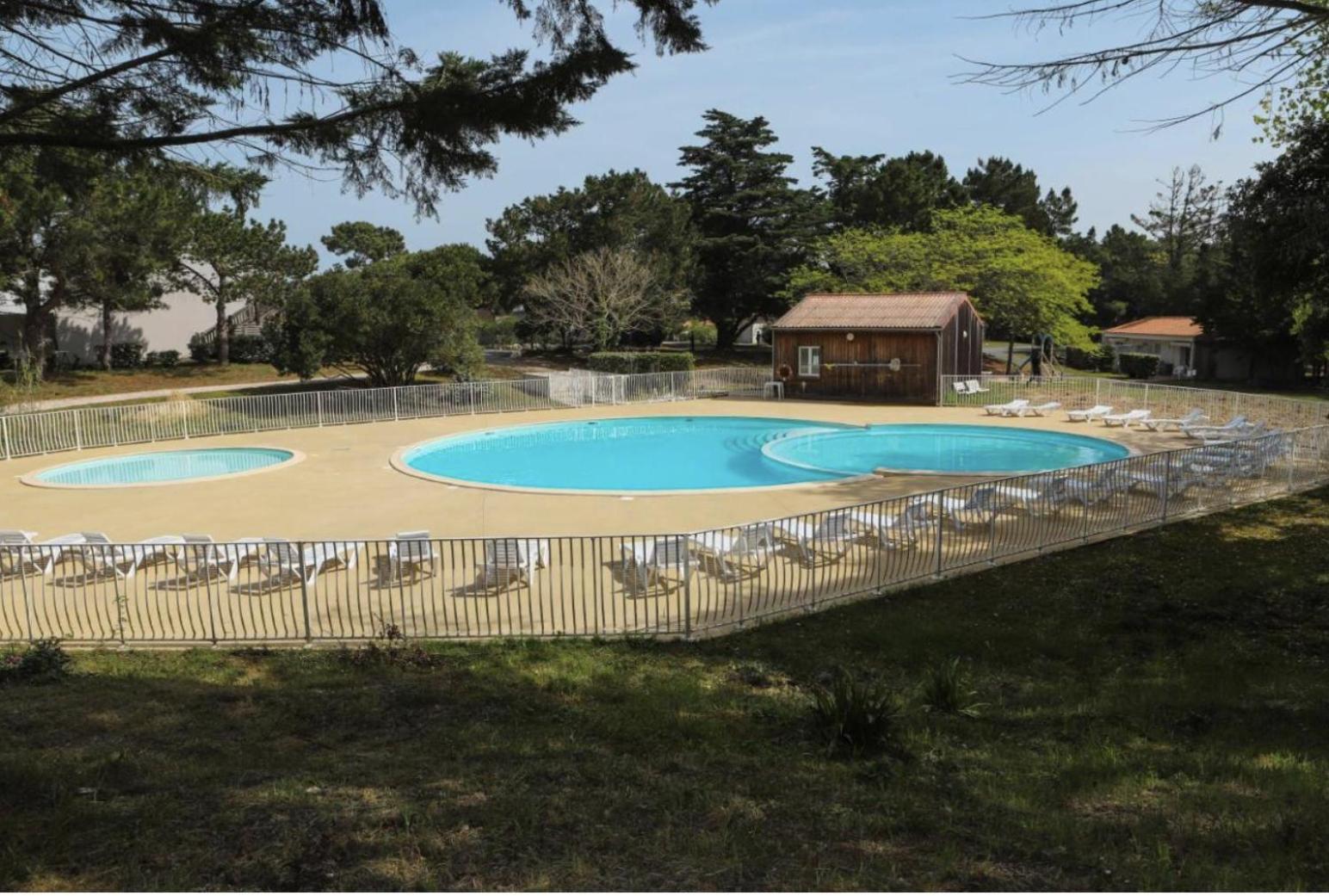 Maisonnette avec piscine intérieure chauffée à 300m de la plage Saint-Georges-d'Oleron Exterior foto